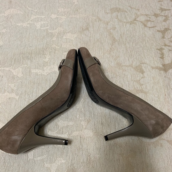 BANDOLINO SUEDE AND PATENT LEATHER PUMP IN TAUPE - Picture 4 of 7